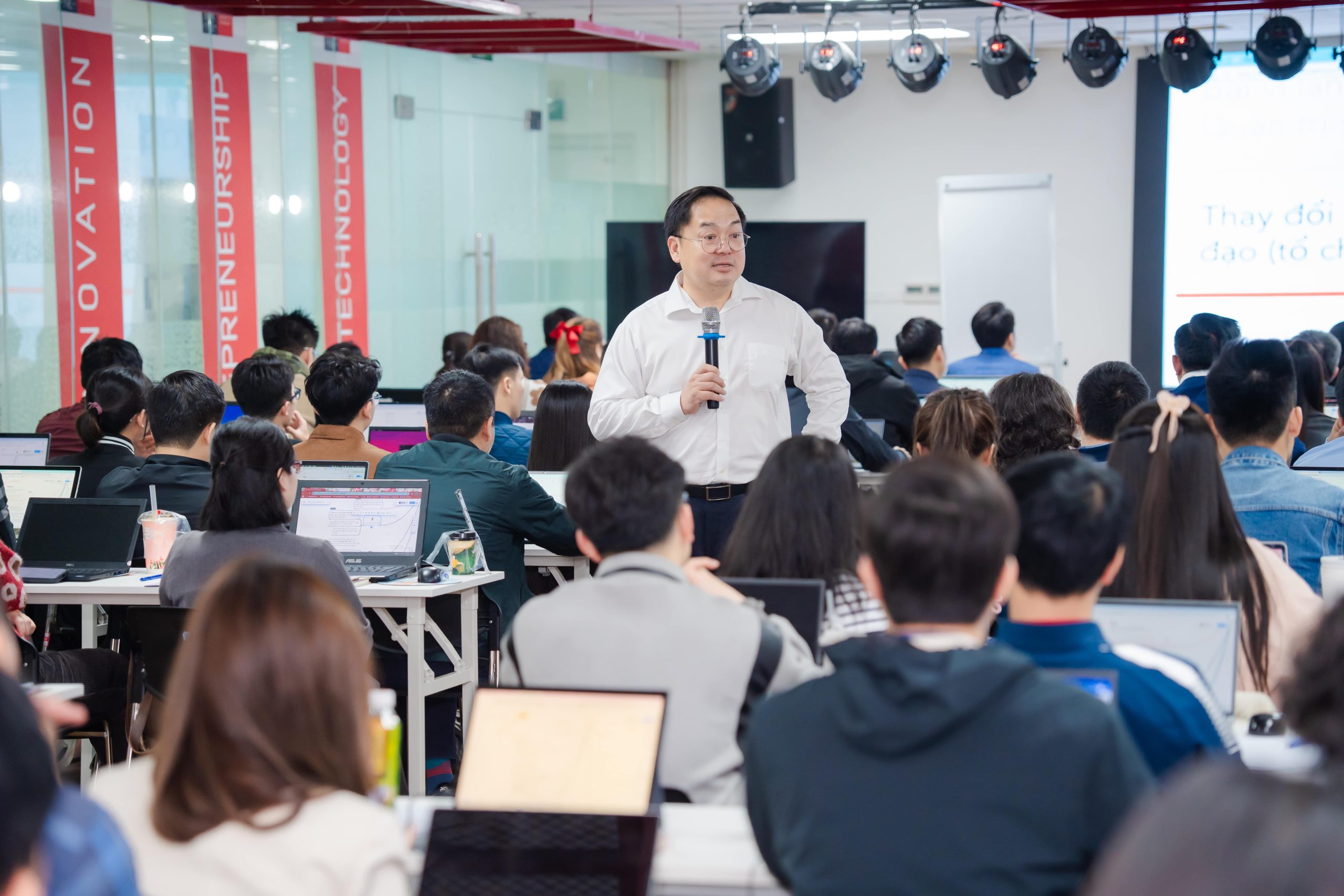 Khóa đào tạo MicroMBA AI - Nhận Chứng chỉ AI Văn phòng FPT